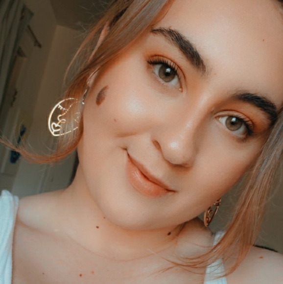 Meet your Posher, Emily - Picture 1 of 1